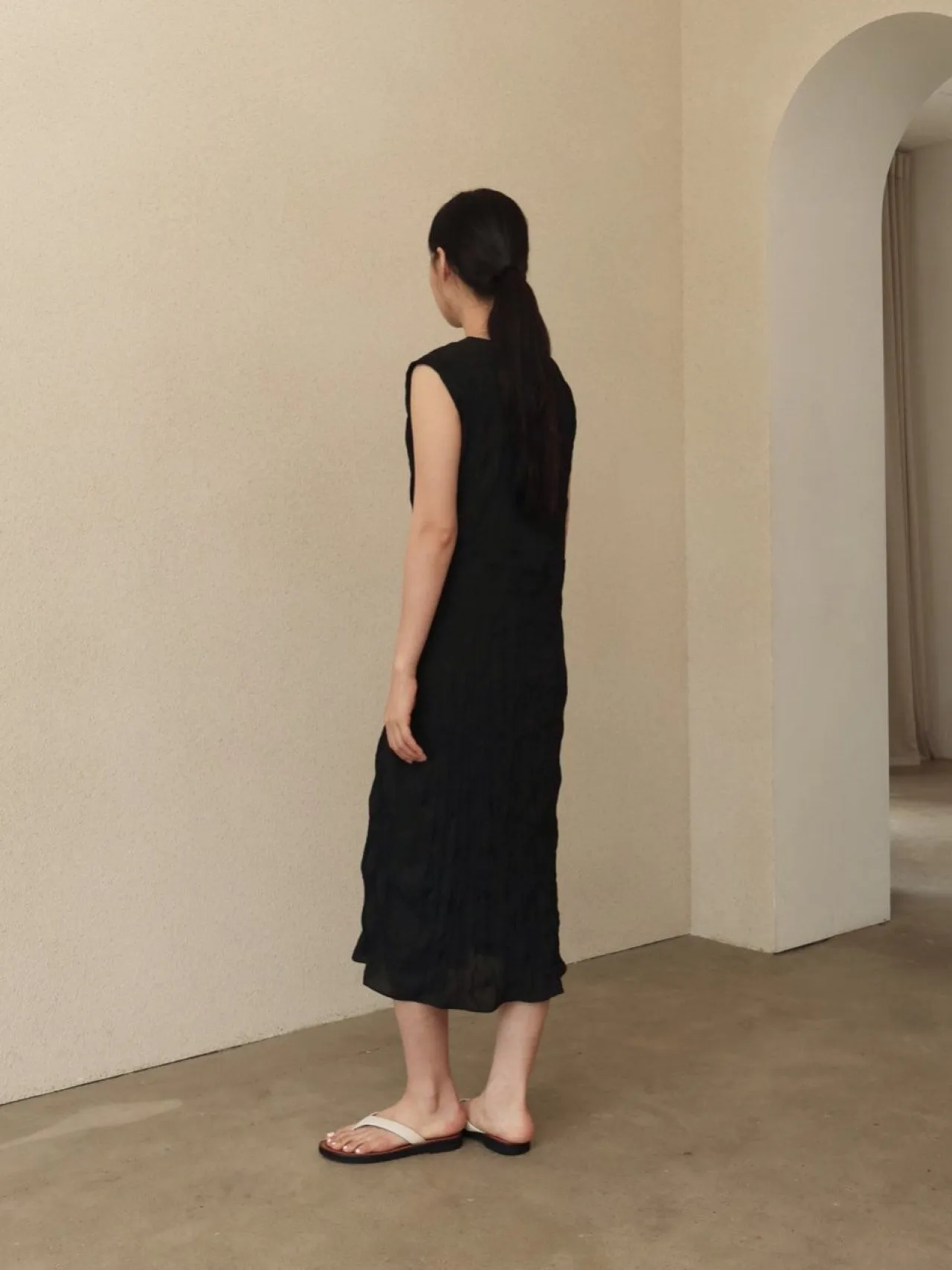 WRINKLE SLEEVELESS MAXI DRESS